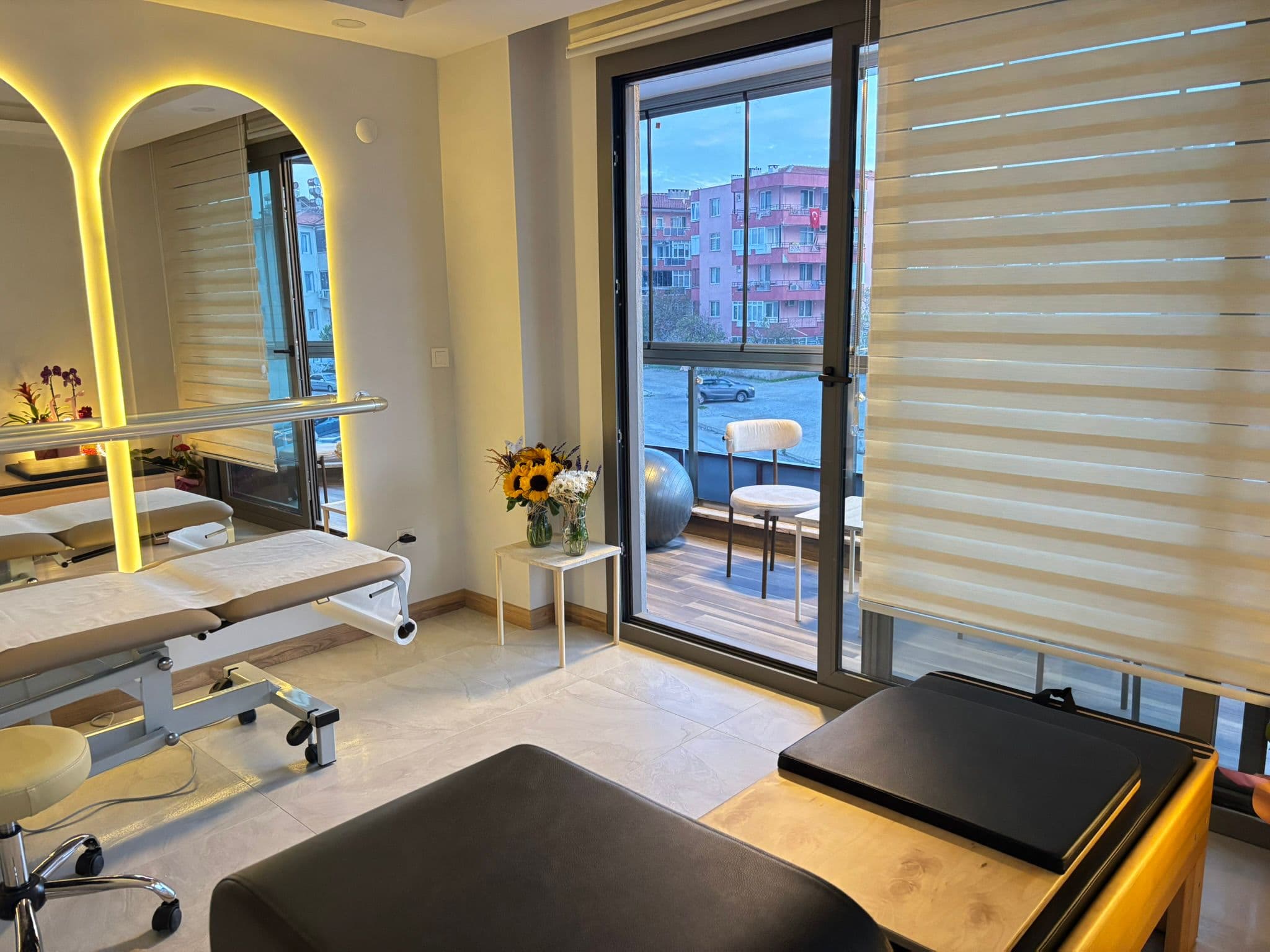 Ece Tuna Fizyoterapi kliniğinde aydınlık klinik detayı